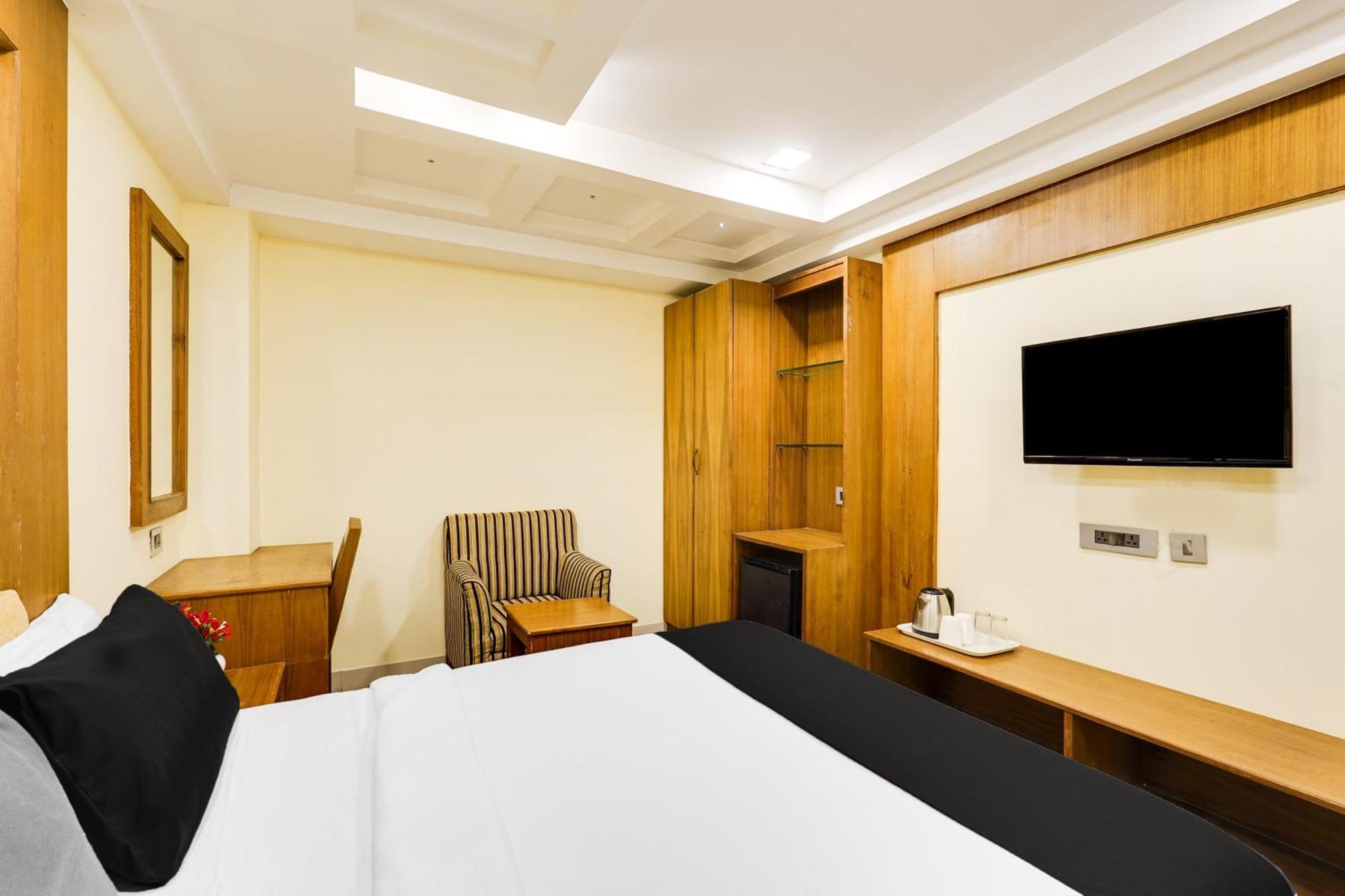 Super Townhouse Oak Alandur Near Chennai Airport Formerly Vijay Park ภายนอก รูปภาพ