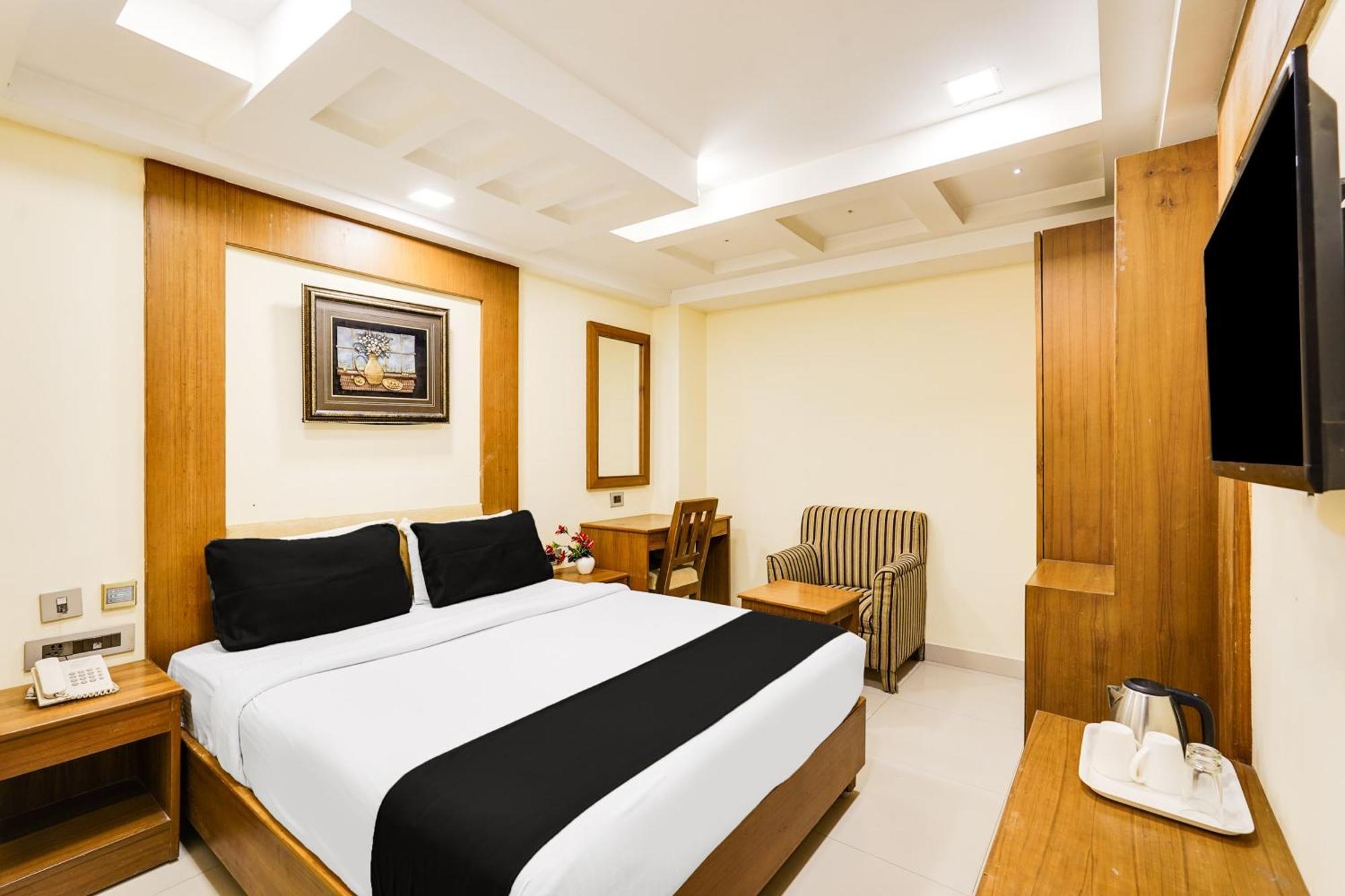 Super Townhouse Oak Alandur Near Chennai Airport Formerly Vijay Park ภายนอก รูปภาพ